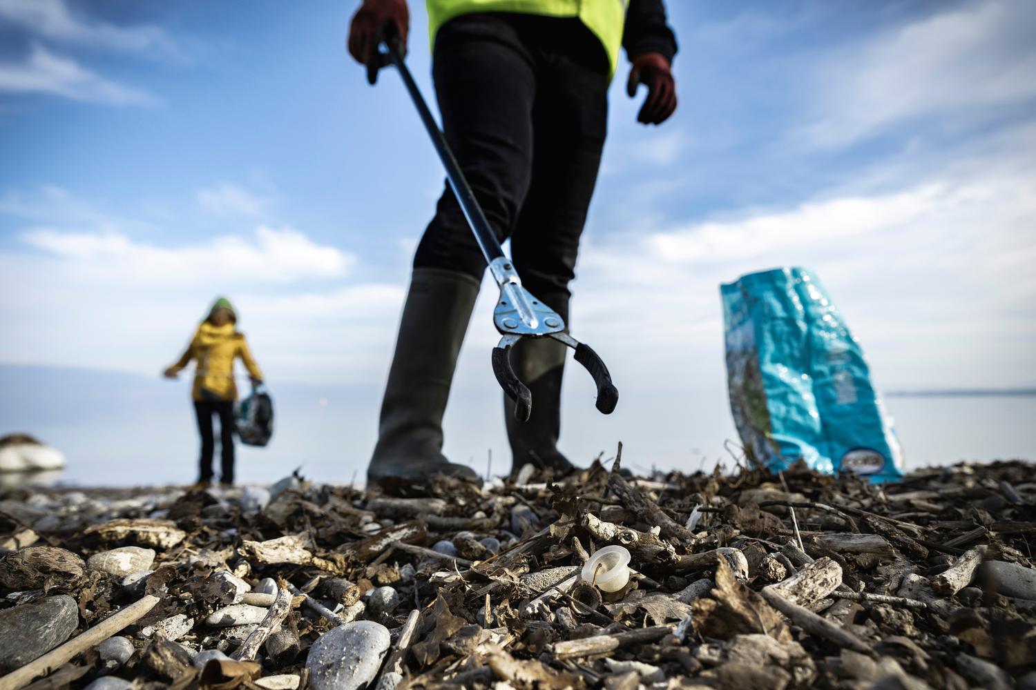 Bénévoles ramassant des déchets sur une plage du Léman