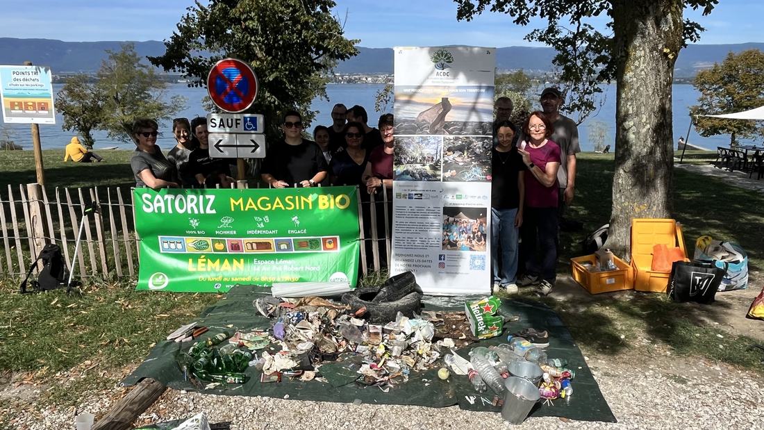 Stand de l’association au bord du lac, déchets triés étalés sur une bâche